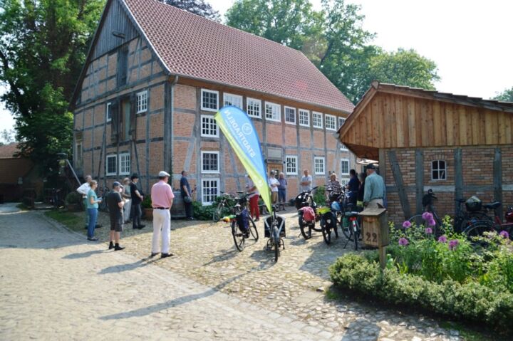 Die umfassend sanierte Alte Wassermühle war ein Highlight bei der „Wissen to go“ Fahrradtour in Ottersberg. (Mertins)