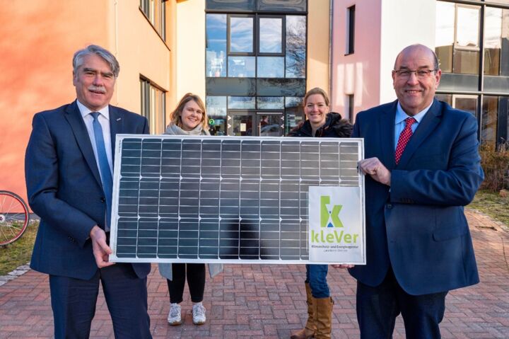 Bürgermeister von Achim und Verden, die Klimaschutzmanagerin Lisa Pischke und Janine Schmidt-Curreli der kleVer Klimaschutz- und Energieagentur LK Verden