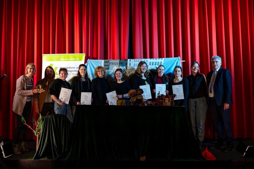 Erste Verleihung im Cine City am 4.3. v.l.n.r. Janine Schmidt-Curreli, Geschäftsführerin der kleVer; Lisa Pischke, Klimaschutzmanagerin Stadt Verden; die Vertreterinnen der Kitas Jahn-straße, Hönisch, St. Josef, Andreasschule, Carl-Hesse-Straße, Grashüpfer, Janina Roder, Projektleitung kleVer kids und Bürgermeister Lutz Brockmann