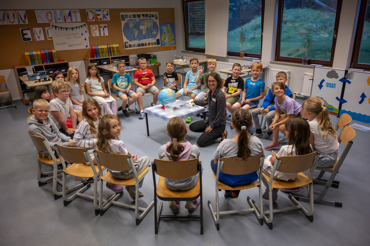 Annika Gerstenberg mit der „klever Wasserwerkstatt“ zu Besuch in der Klasse 3B der Lintler-Geest Schule. ©Arne von Brill