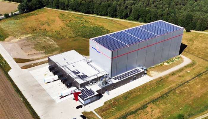 Patrick Busekros, Prokurist und Abteilungsleiter Technik der Günter Badenhop Fleischwerke KG in Verden, erklärte, wie eine PV-Anlage ein Großkühlhaus betreibt und wo die Herausforderungen bei einem sehr hohen Gewerbegebäude mit Flachdach lagen.