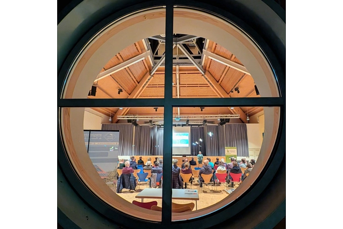 Blick durchs Fenster der Wümmeschule zur laufenden Wärmewende-Veranstaltung am 12.11.2025 in Ottersberg