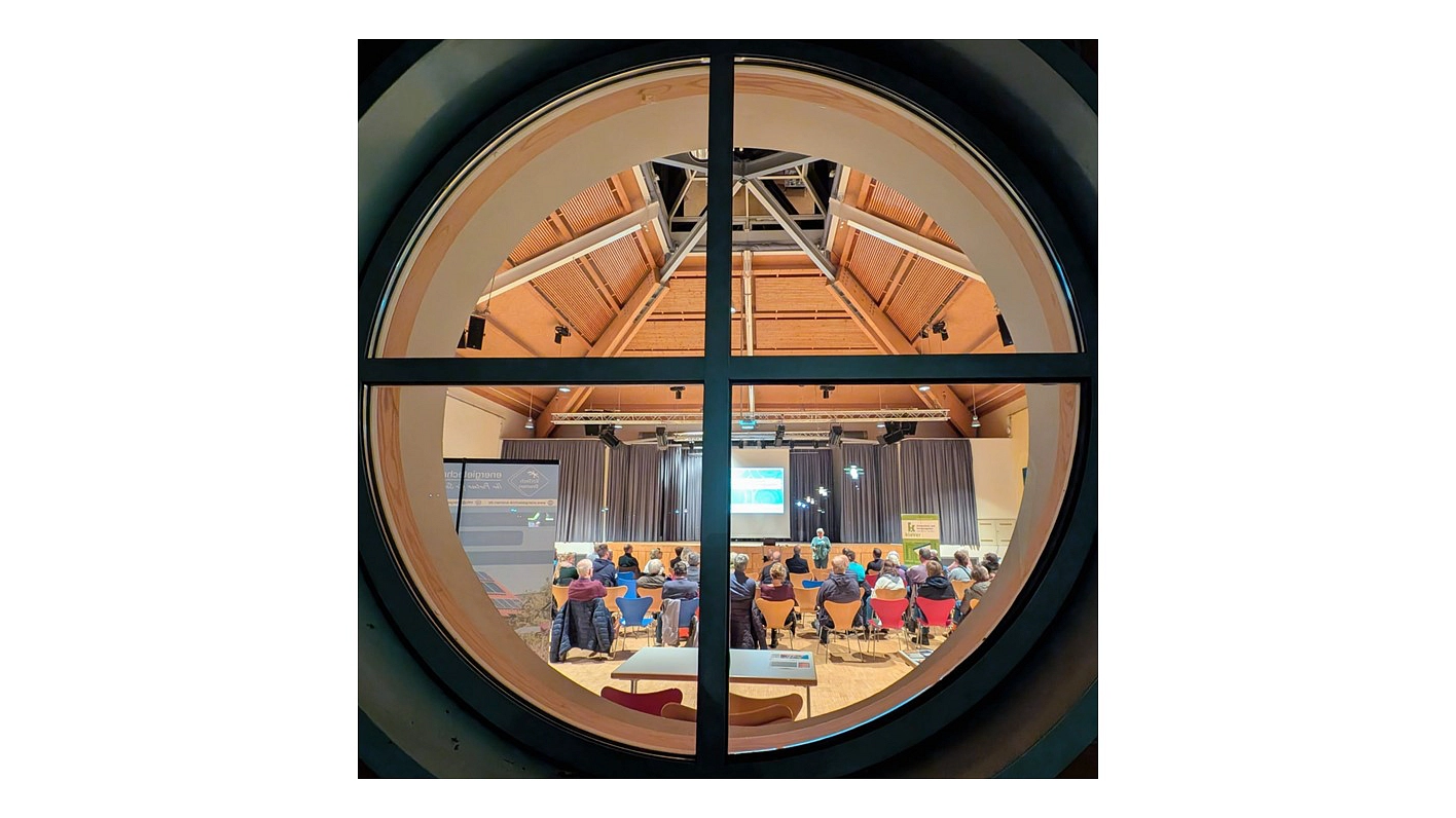 Blick durchs Fenster der Wümmeschule zur laufenden Wärmewende-Veranstaltung am 12.11.2025 in Ottersberg