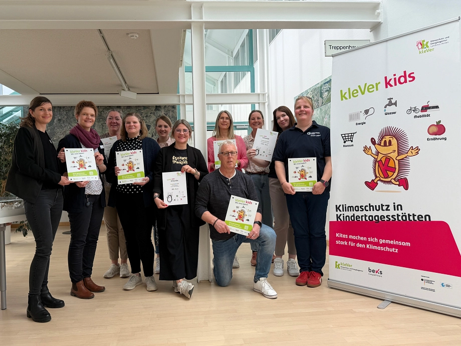 kleVer kids Prämienübergabe Achim 16.04.2026 Gruppenfoto kleVer kids Kitaleitungen in Achim mit Urkunden