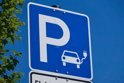 Blaues Verkehrsschild mit blauem "P" und Symbol eines E-Autos