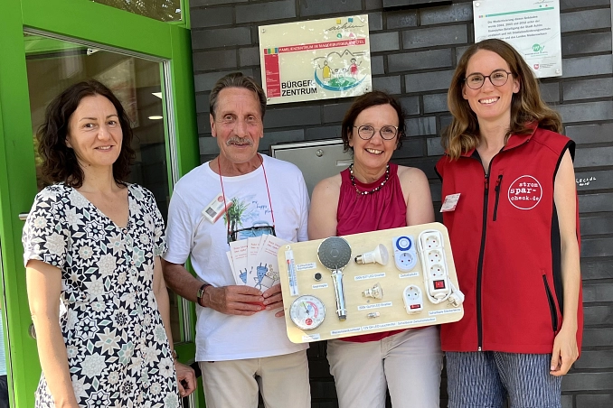 Gruppenfoto von Vertretern der kleVer und des Bürgerzentrums Achim, die einige Soforthilfen präsentieren, die im Rahmen des Stromspar-Checks an einkommensschwache Haushalte gegeben werden.