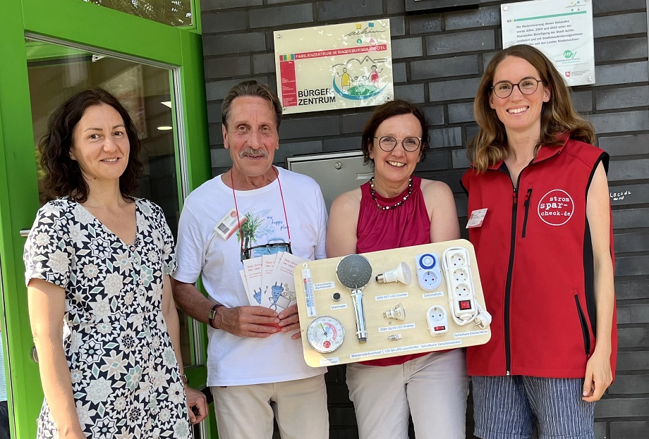 Gruppenfoto von Vertretern der kleVer und des Bürgerzentrums Achim, die einige Soforthilfen präsentieren, die im Rahmen des Stromspar-Checks an einkommensschwache Haushalte gegeben werden.