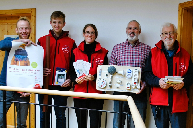 Das Team des StromsparChecks präsentiert neue Stromsparhilfen.