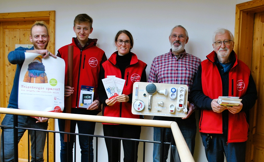 Das Team des StromsparChecks präsentiert neue Stromsparhilfen.