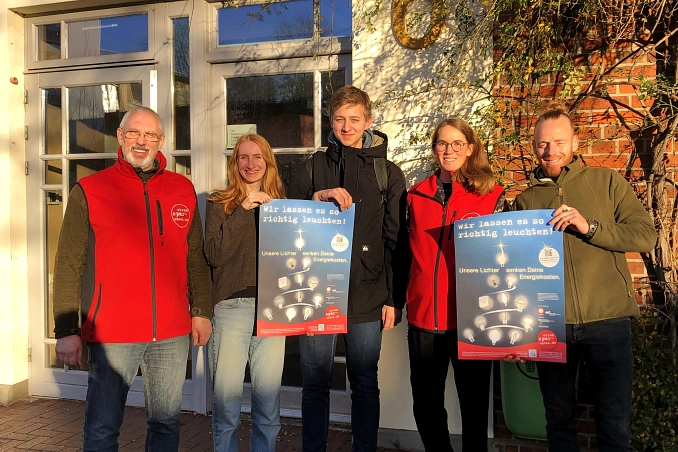 Gruppenfoto vom StromsparCheck-Team zu Weihnachten vorm Ökozentrum