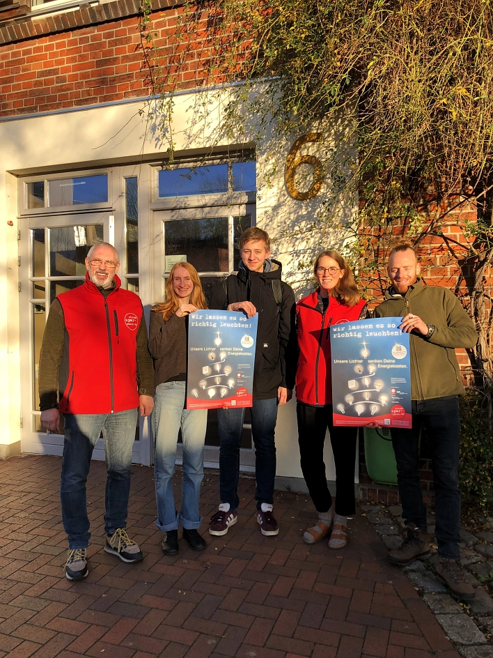 Gruppenfoto vom StromsparCheck-Team zu Weihnachten vorm Ökozentrum