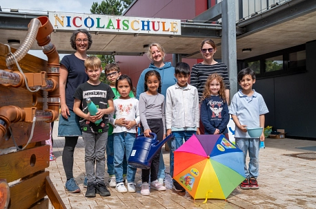 Gruppenfoto mit Lehrerinnen, Schulkindern und Annika Gerstenberg von der kleVer