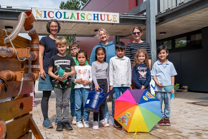 Gruppenfoto mit Lehrerinnen, Schulkindern und Annika Gerstenberg von der kleVer