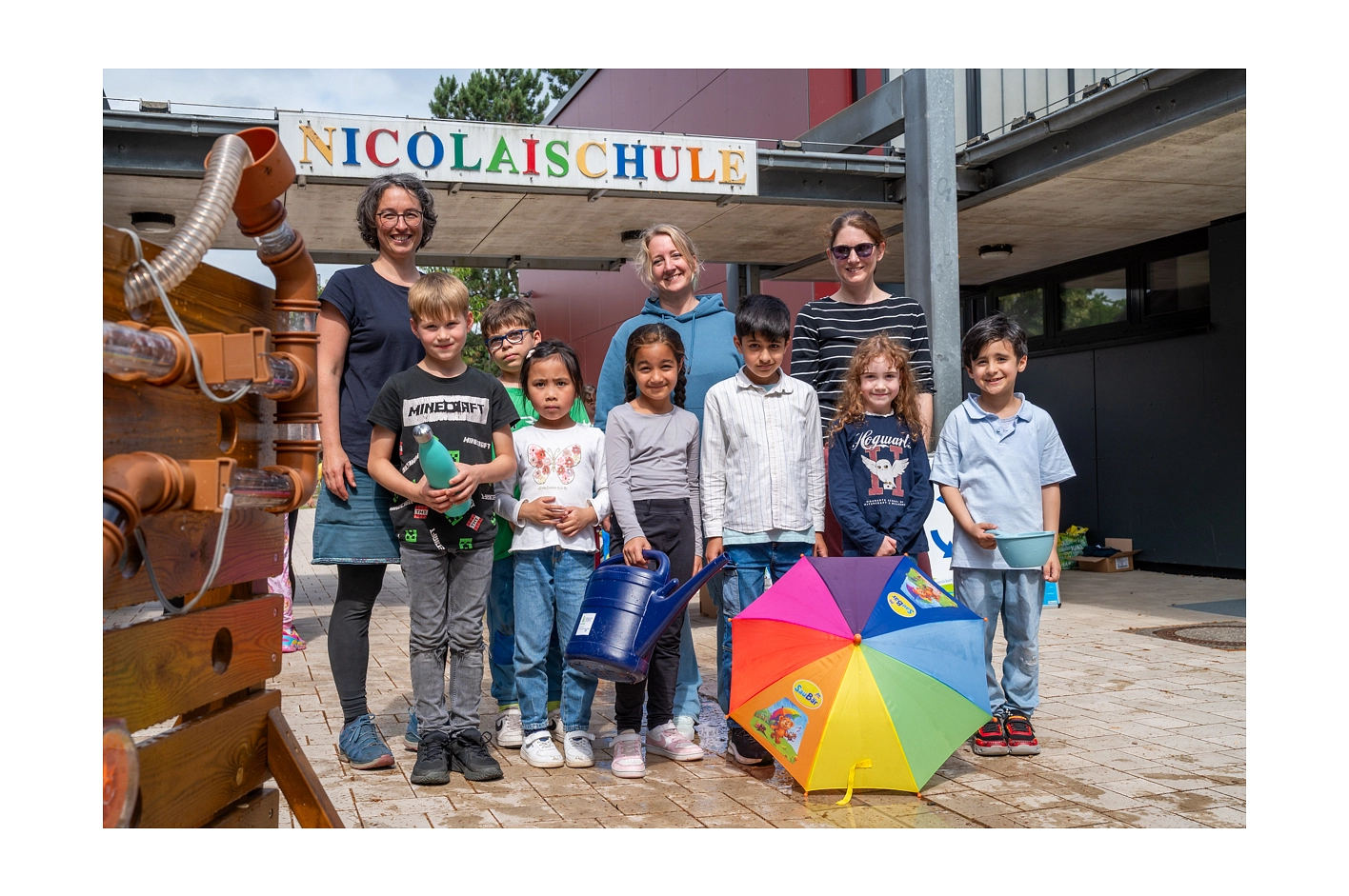 Gruppenfoto mit Lehrerinnen, Schulkindern und Annika Gerstenberg von der kleVer